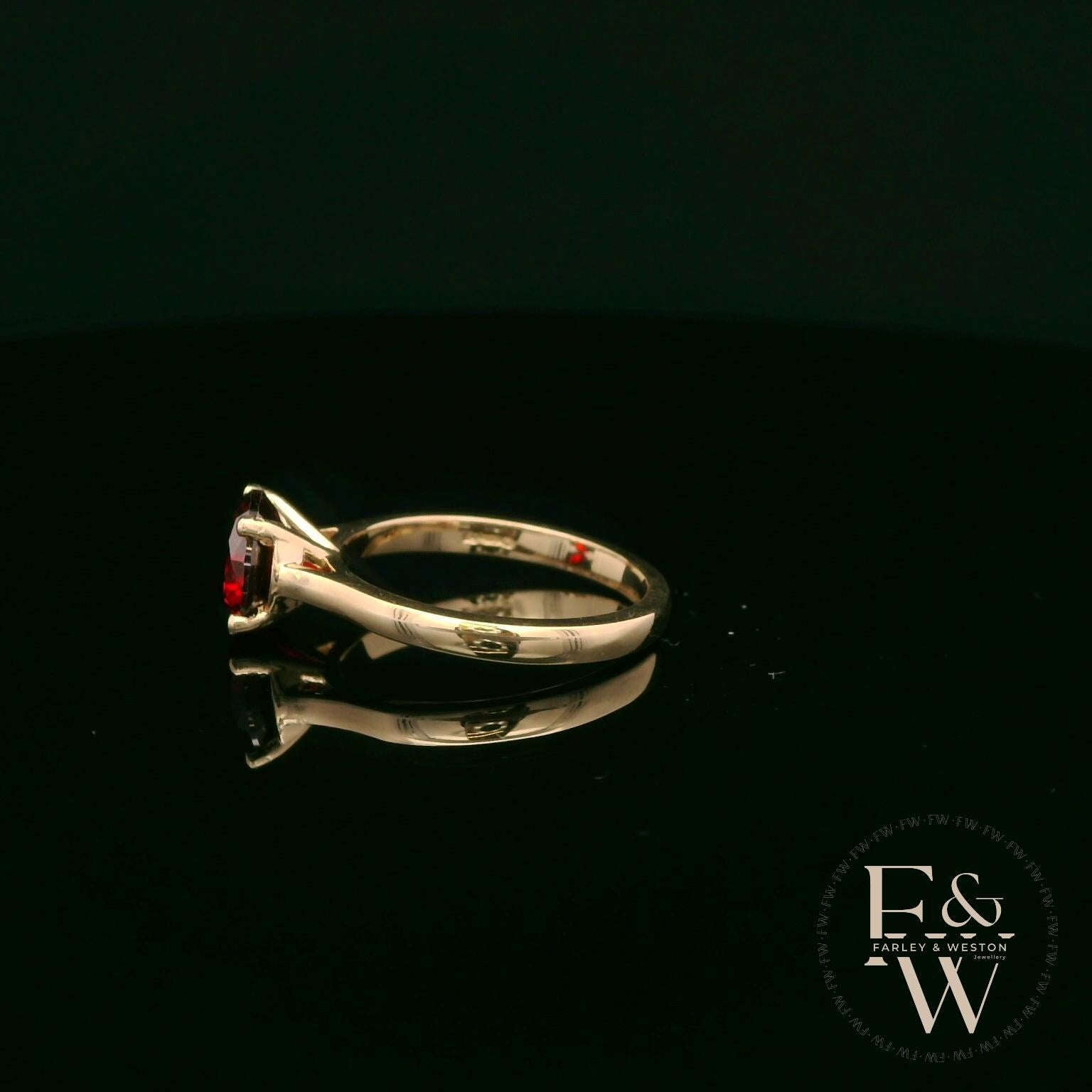 9ct Yellow Gold 2ct Garnet Single Stone Ring