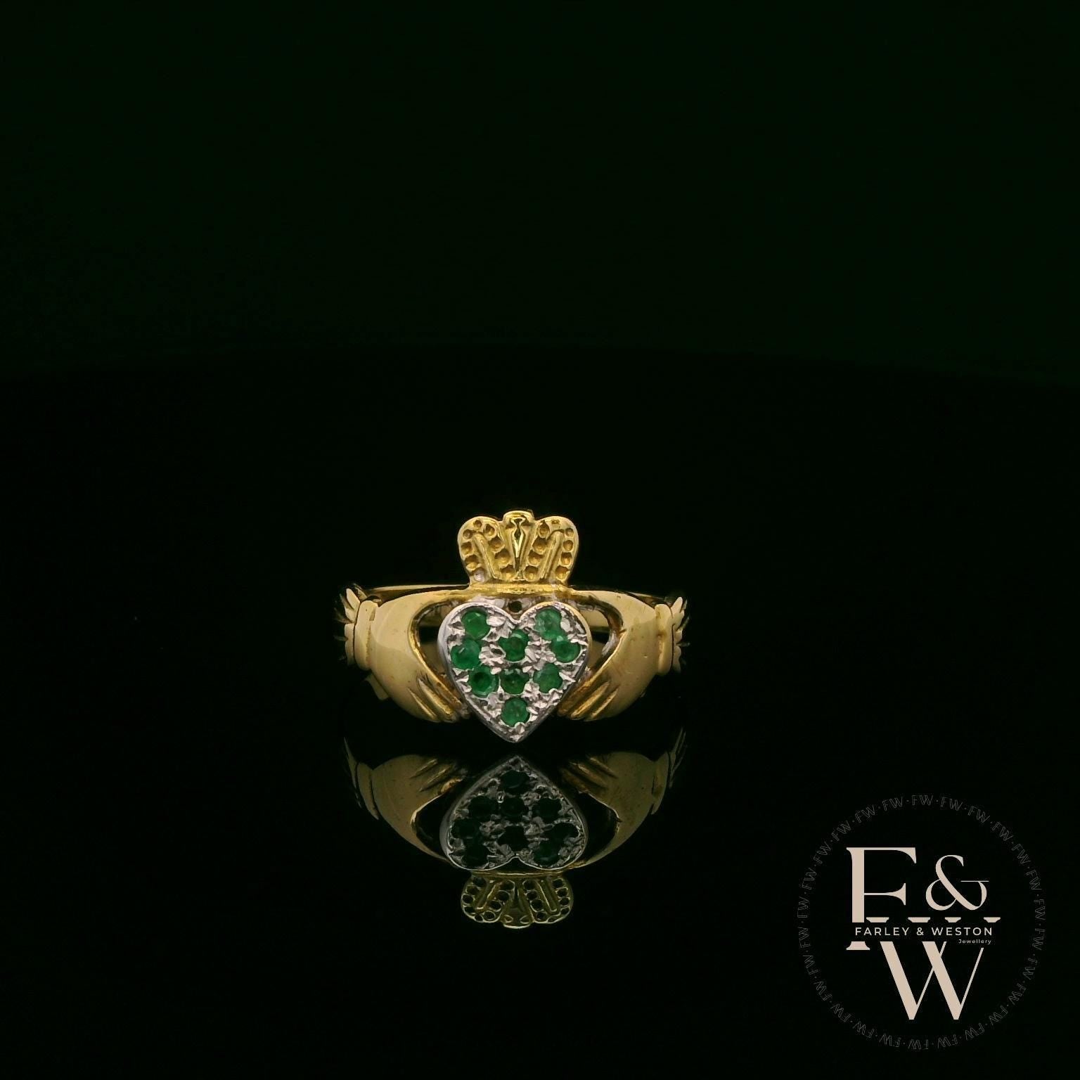 Bague Claddagh en or jaune 9 carats ornée d'une émeraude en forme de cœur