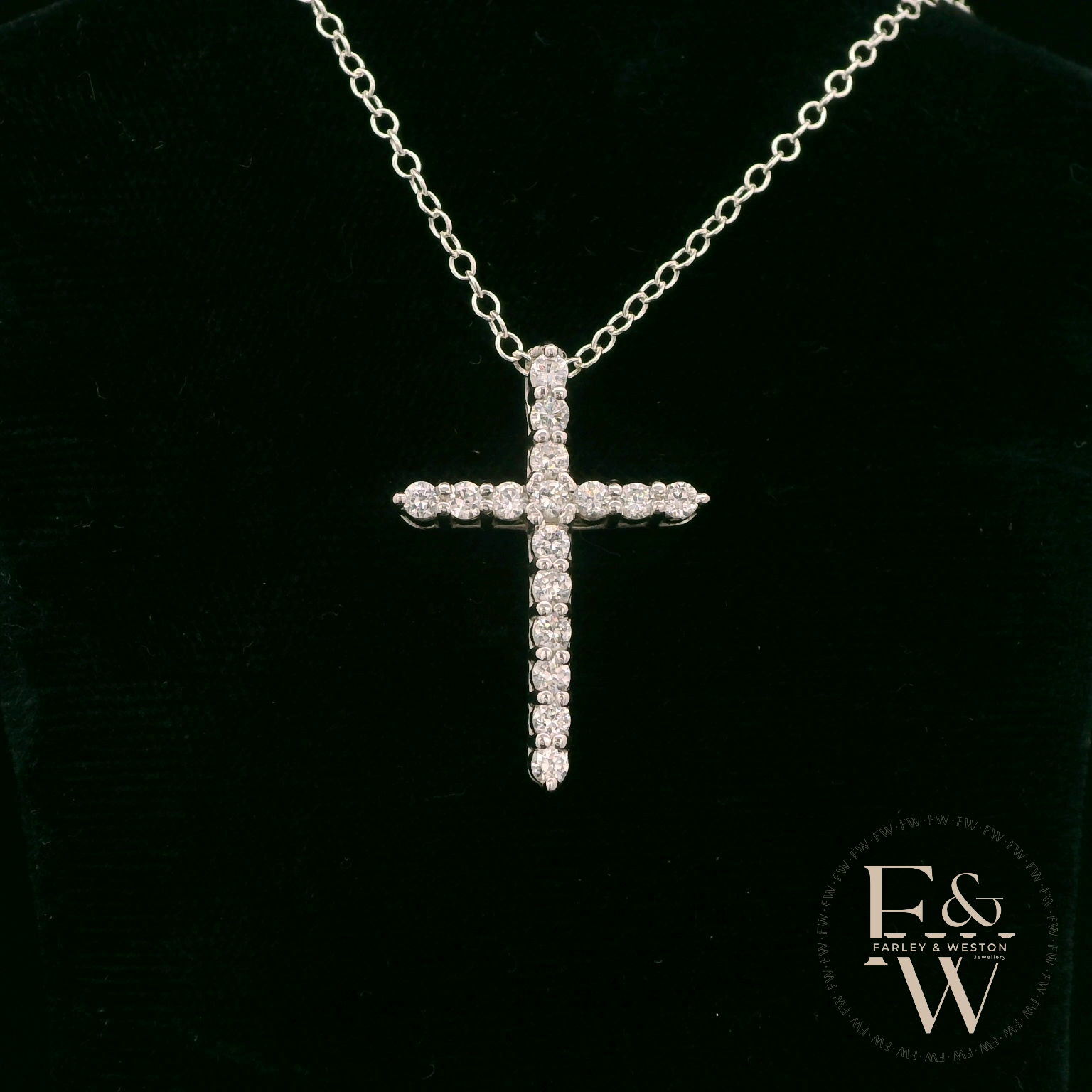 Pendentif croix en moissanite blanche en argent sterling