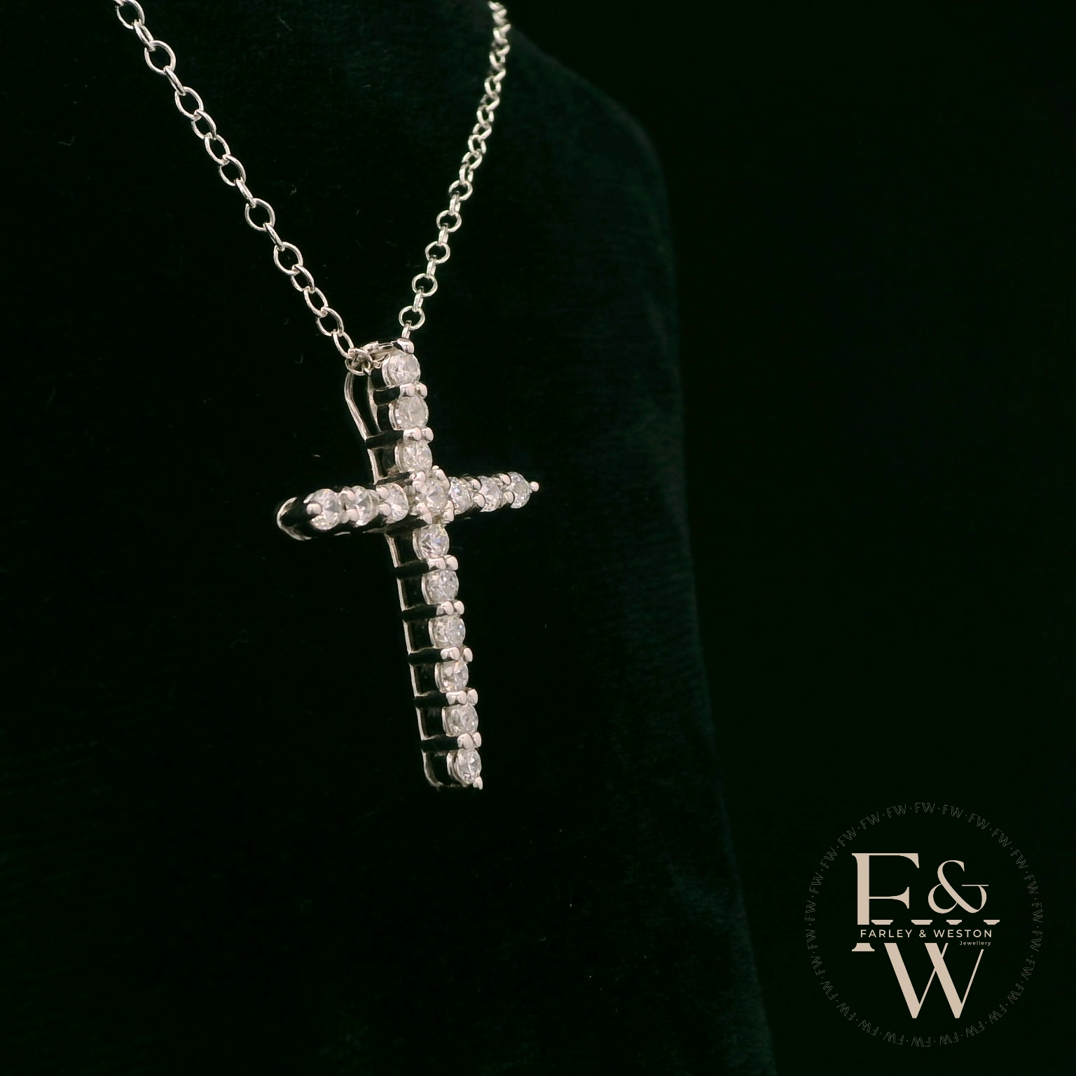 Pendentif croix en moissanite blanche en argent sterling