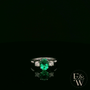 Laborgezüchteter Smaragd- und Diamant-Trilogie-Ring aus 9 Karat Weißgold