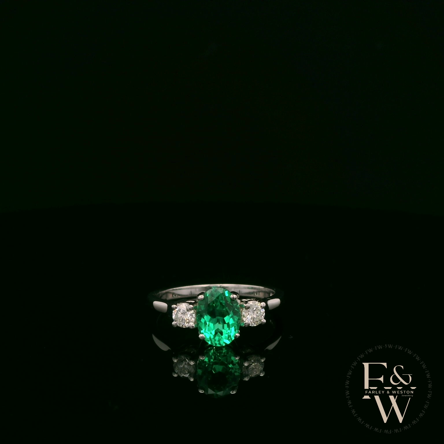 Laborgezüchteter Smaragd- und Diamant-Trilogie-Ring aus 9 Karat Weißgold