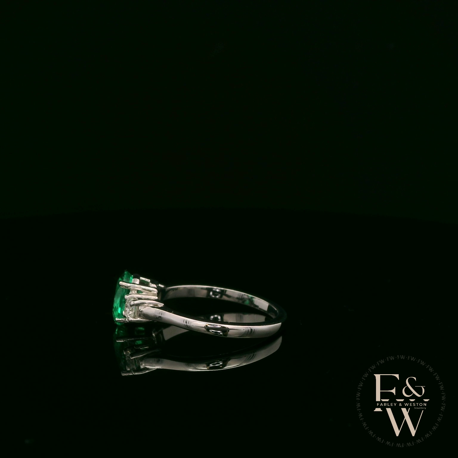 Laborgezüchteter Smaragd- und Diamant-Trilogie-Ring aus 9 Karat Weißgold