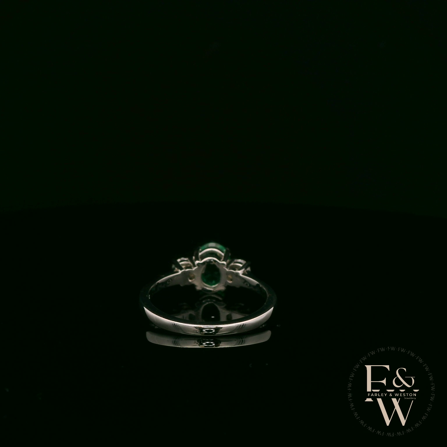 Laborgezüchteter Smaragd- und Diamant-Trilogie-Ring aus 9 Karat Weißgold