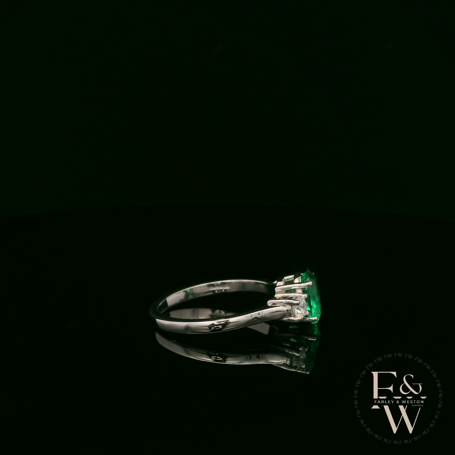 Laborgezüchteter Smaragd- und Diamant-Trilogie-Ring aus 9 Karat Weißgold