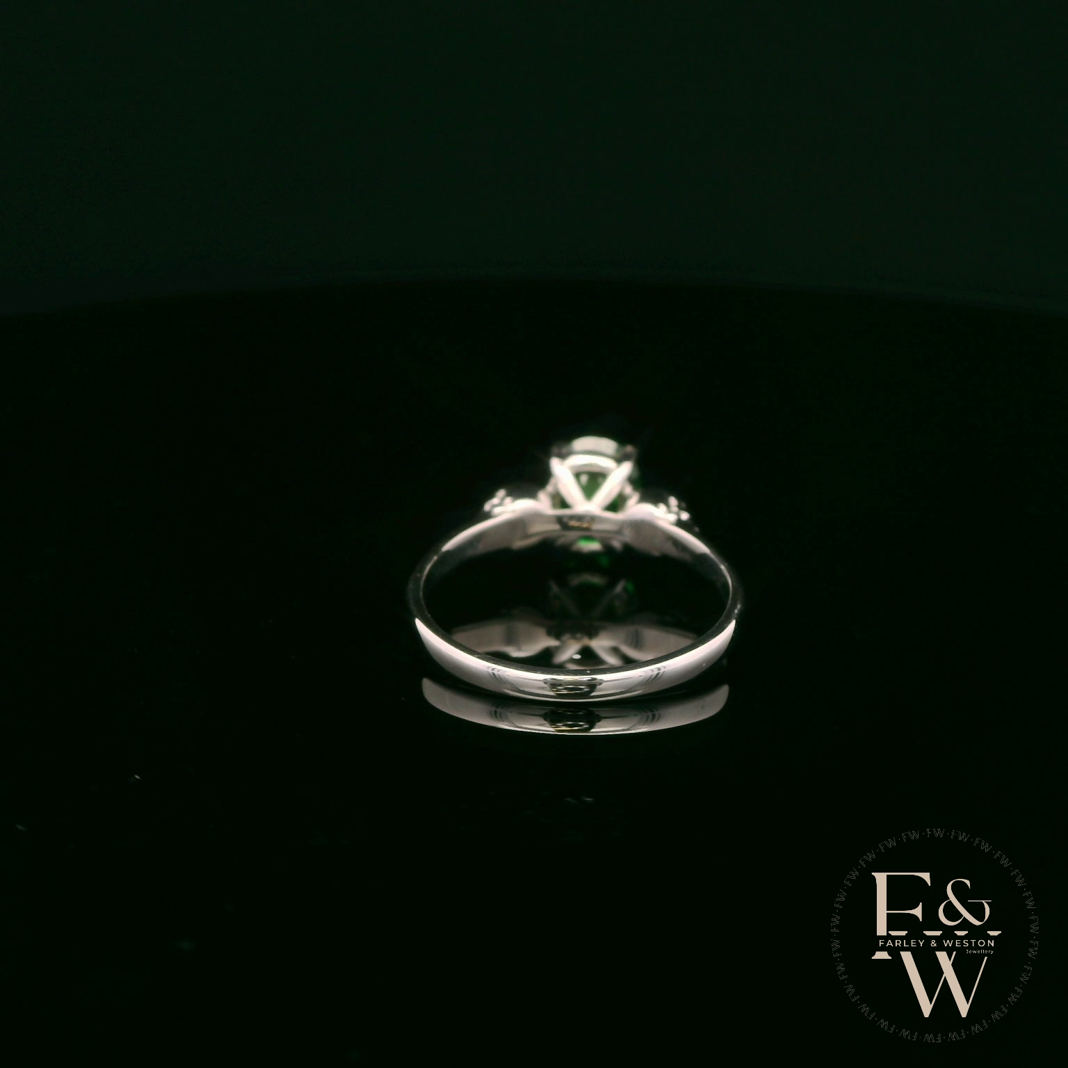 9 Karat Weißgold Totenkopf Schulter Smaragd Zirkonia Solitärring