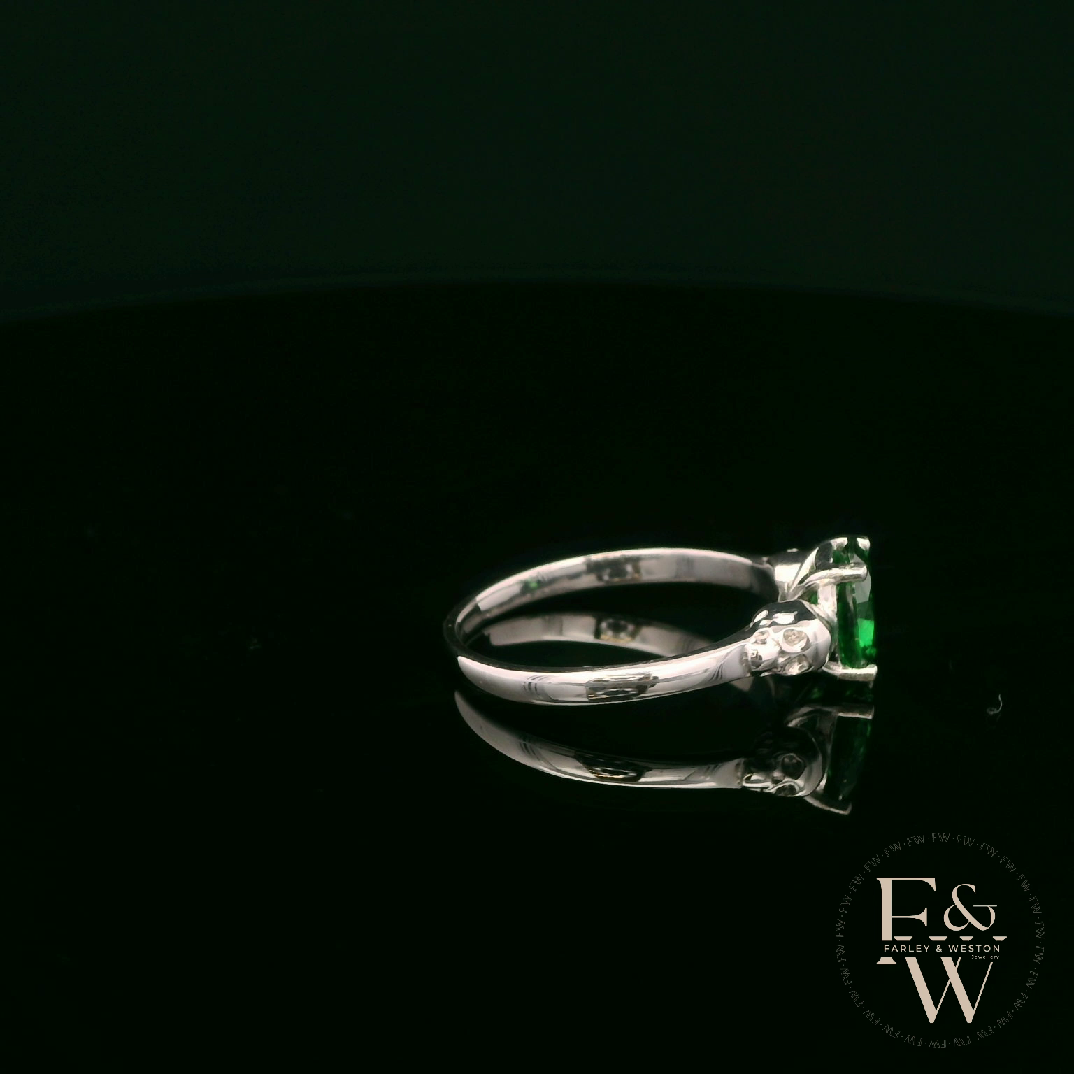 9 Karat Weißgold Totenkopf Schulter Smaragd Zirkonia Solitärring