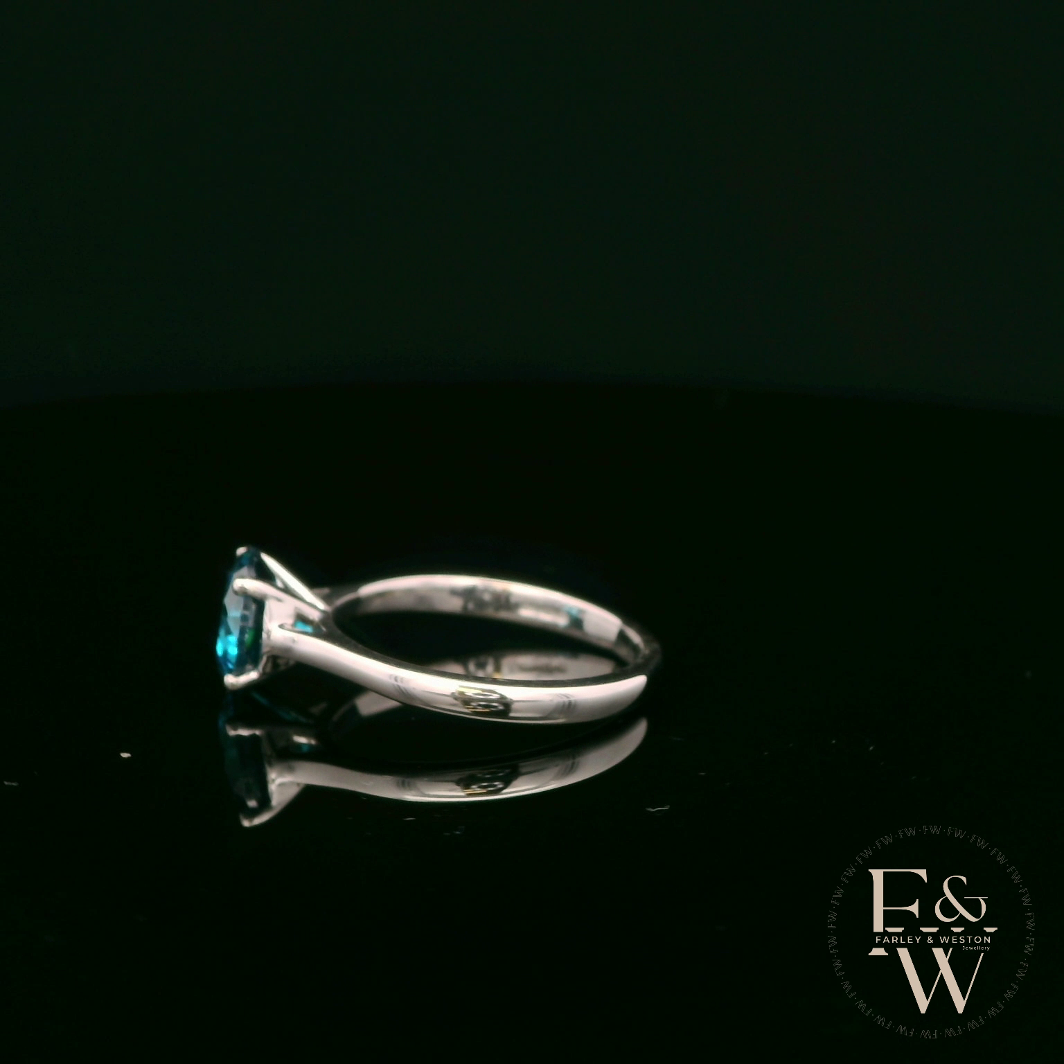 9ct White Gold 2ct Blue Topaz CZ Single Stone Ring