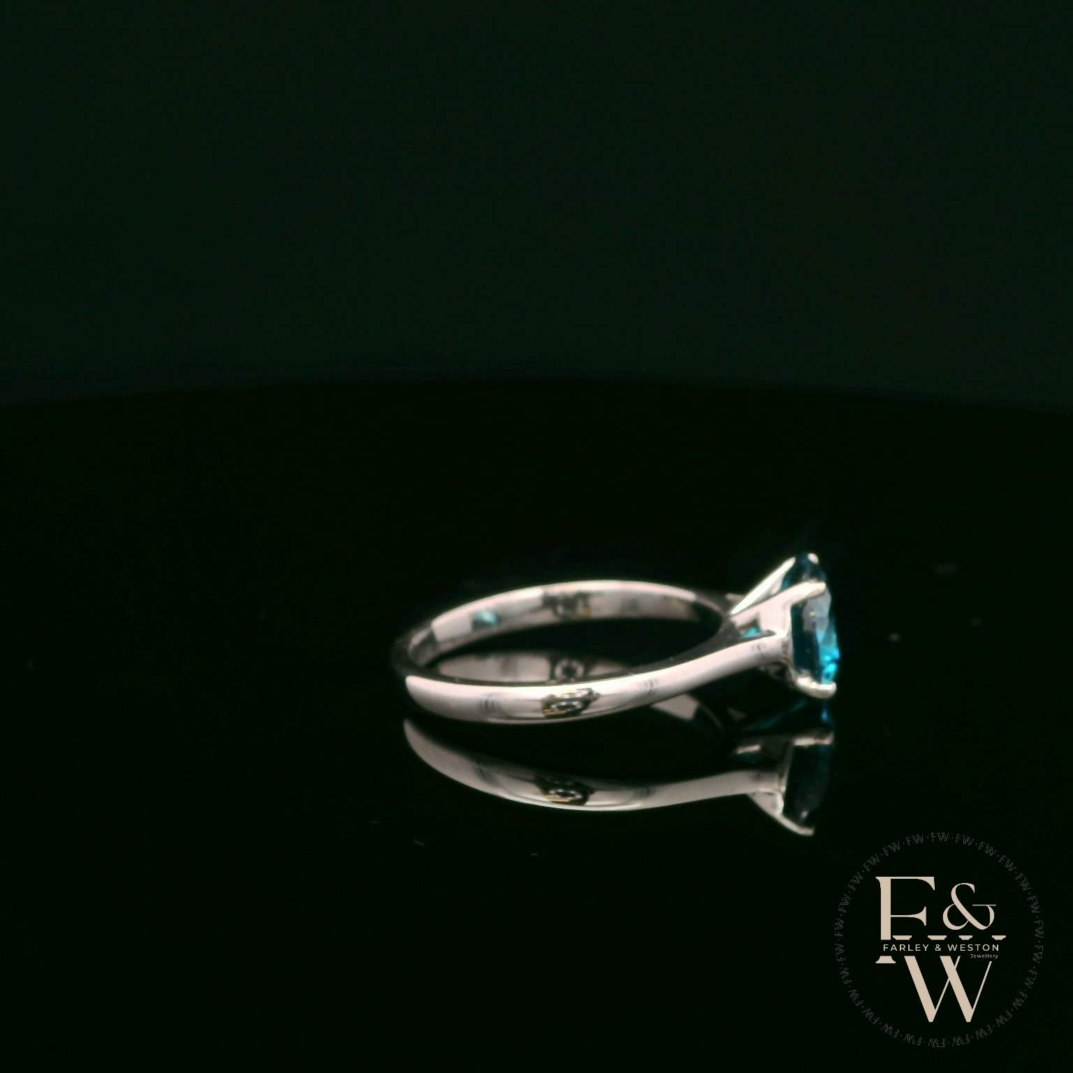 9ct White Gold 2ct Blue Topaz CZ Single Stone Ring