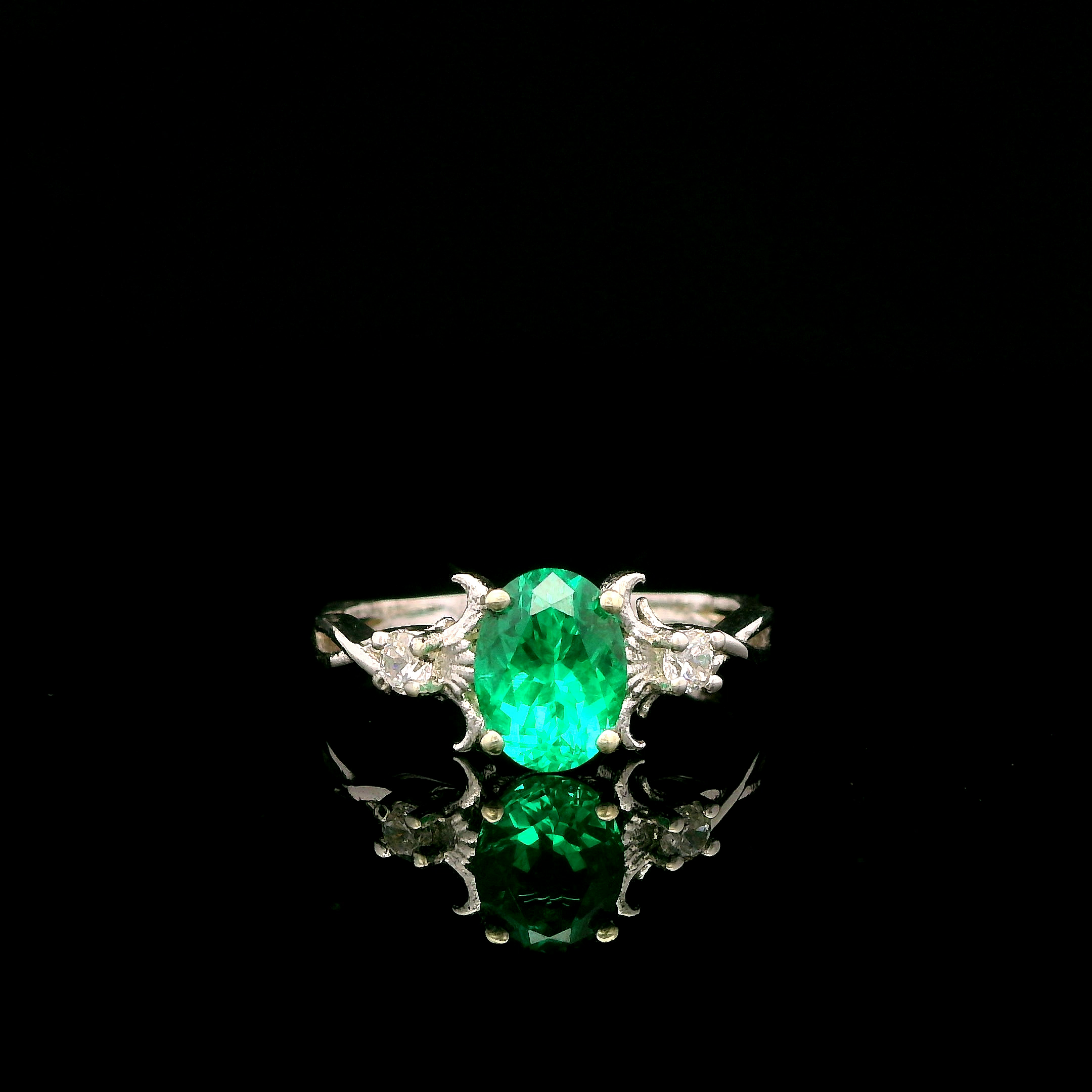 9ct White Gold Patterned Twist Shank Lab-Grown Emerald Trilogy Ring