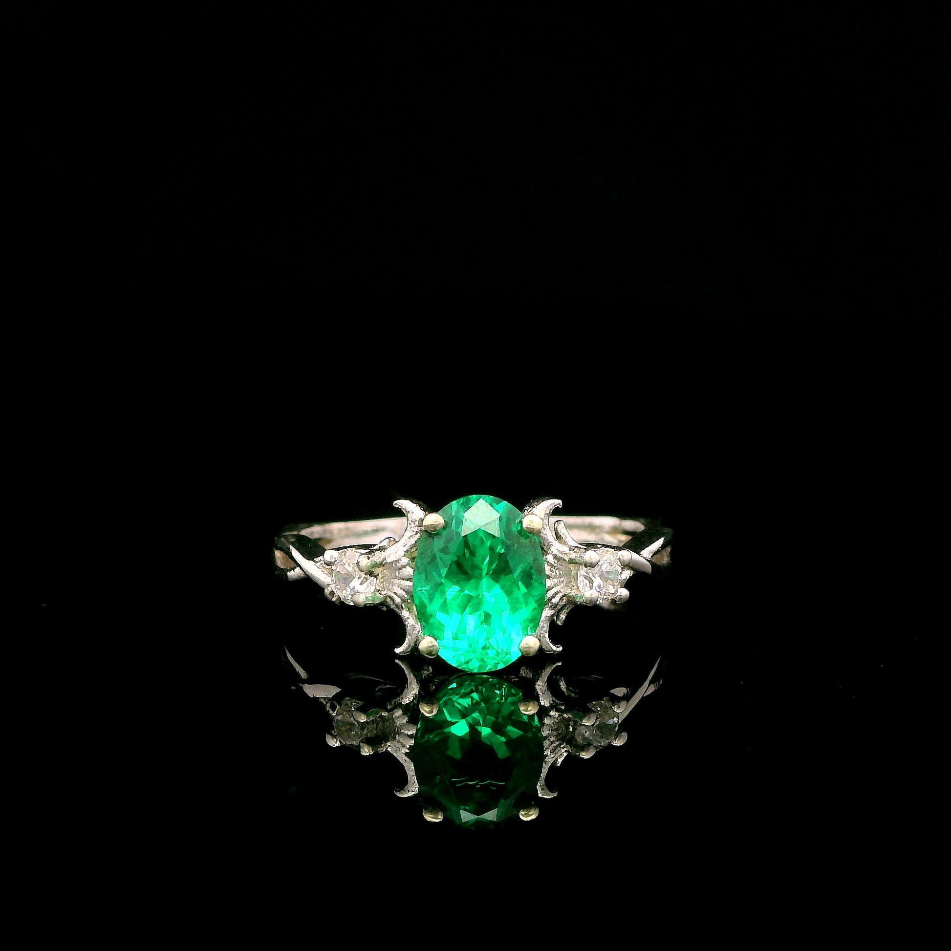 9ct White Gold Patterned Twist Shank Lab-Grown Emerald Trilogy Ring