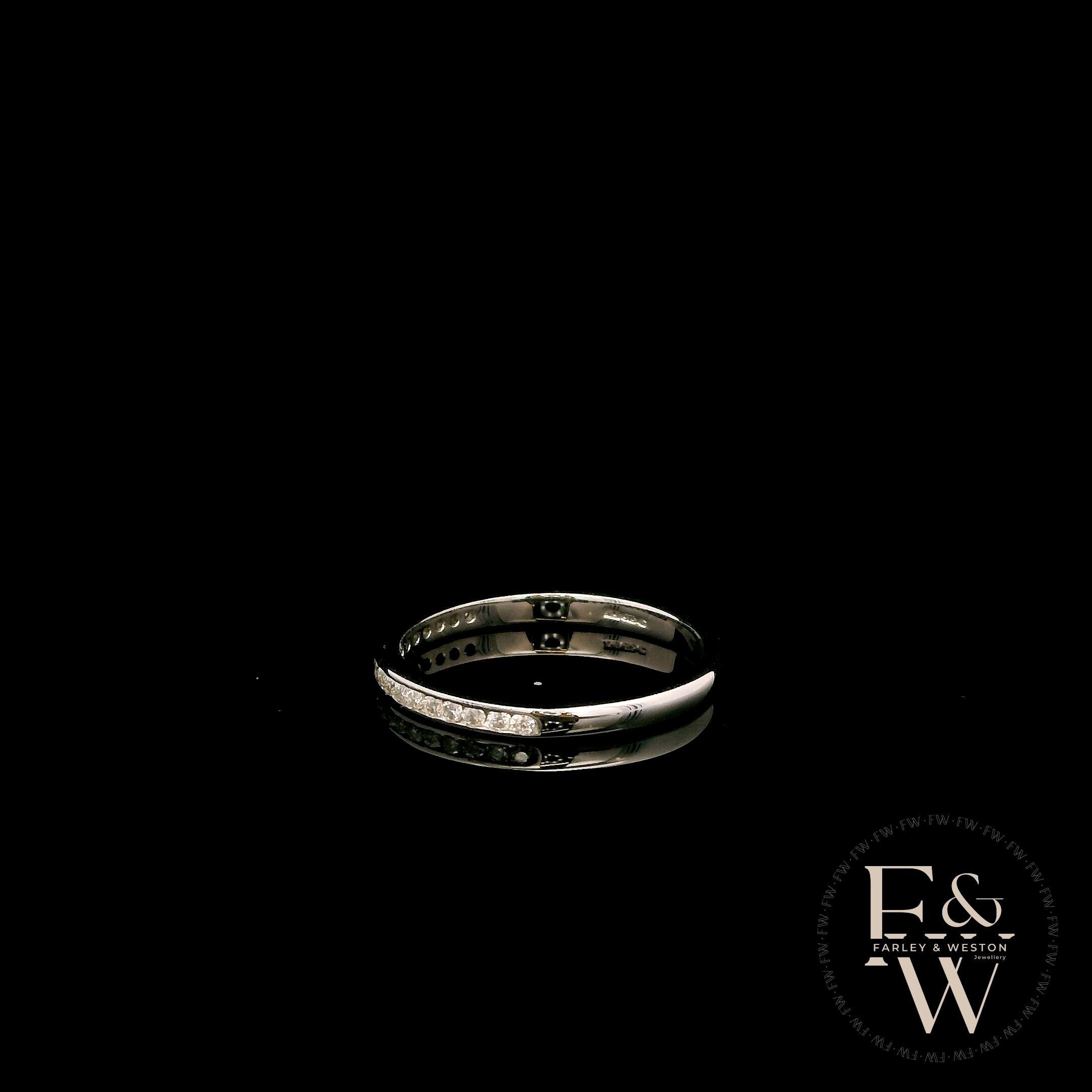 Ring aus 9 Karat Weißgold mit kanalfassungsbesetztem weißem Moissanit als Halbbundring