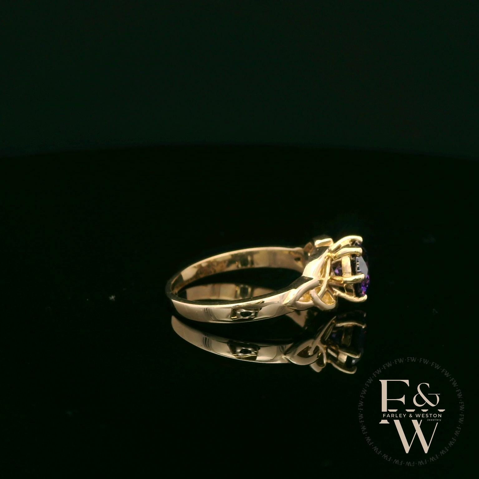 Keltischer Ring aus 9 Karat Gelbgold mit Amethyst und Zirkonia (einzelner Stein)